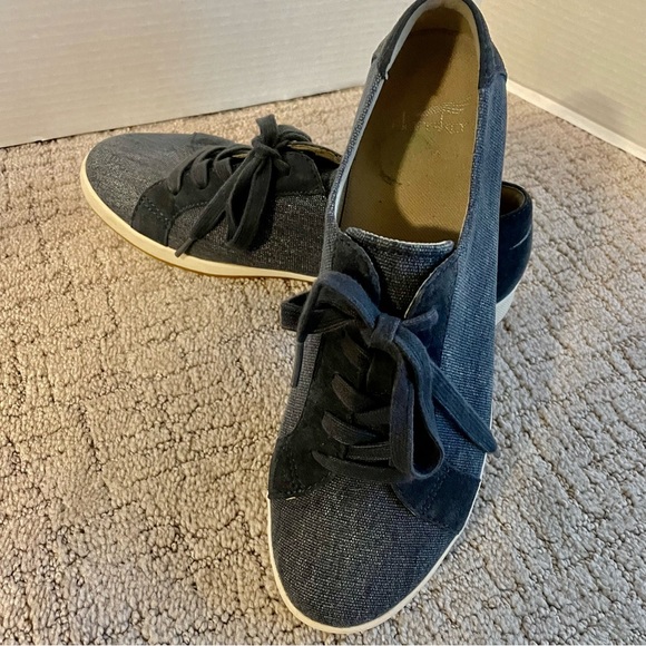 Dansko Olisa 39 navy canvas women’s sneaker. Perfect condition. - Picture 4 of 10
